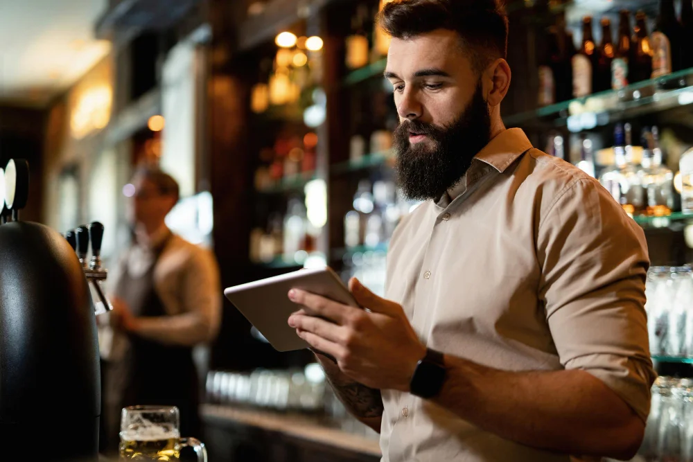 Camarero fichando teléfono