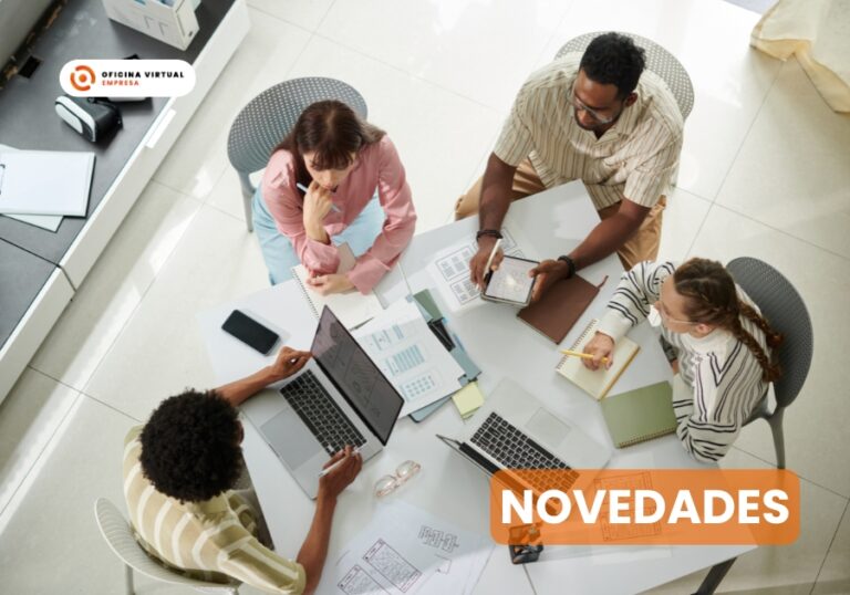 Equipo de trabajo reunido con portátiles alrededor de una mesa