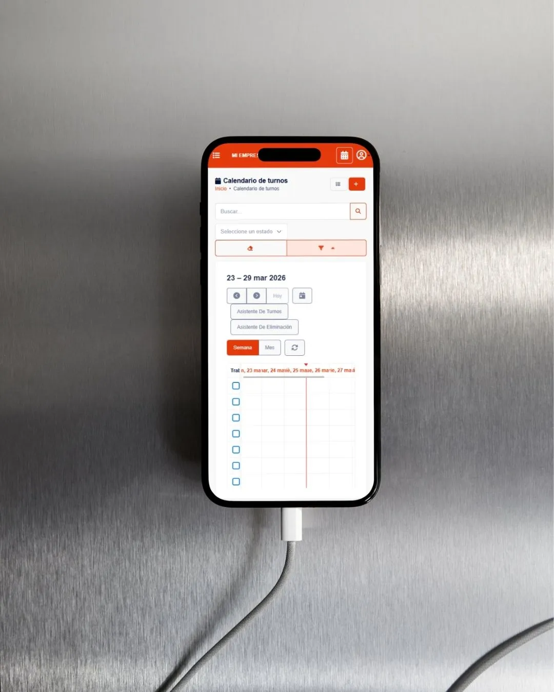 Trabajador consultando su turno desde la app de OVE