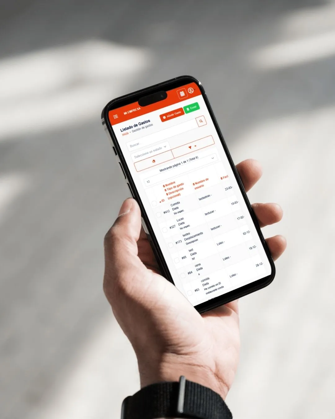 Trabajador registrando un gasto desde la app de OVE